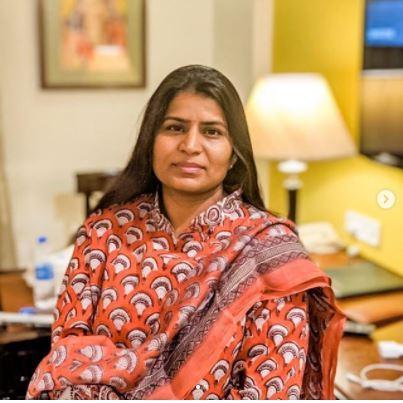 Meet Madhu Vaishnav - CEO of Saheli Woman NGO - Transcend
